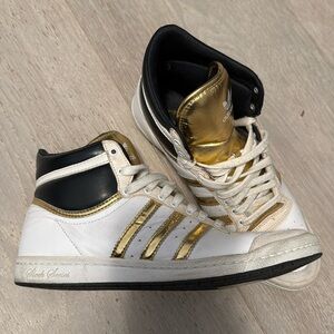 Insanely cool gold vintage high top adidas sneaker